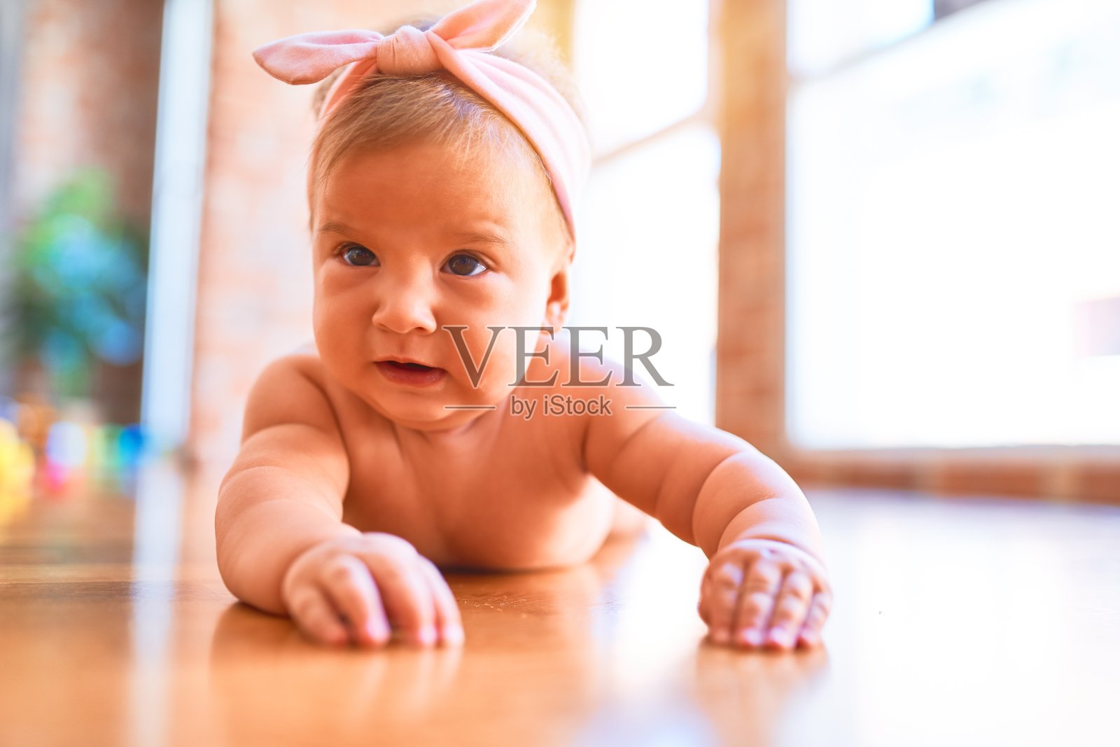 可爱的宝宝躺在家里的沙发上。新生儿放松和休息舒适照片摄影图片