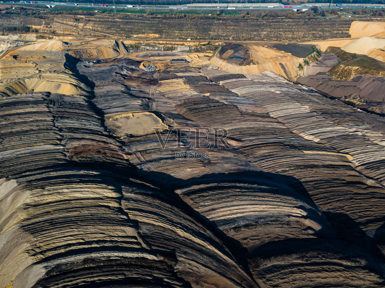德国Garzweiler附近的一个褐煤露天矿场的采矿设备。鸟瞰图照片摄影图片