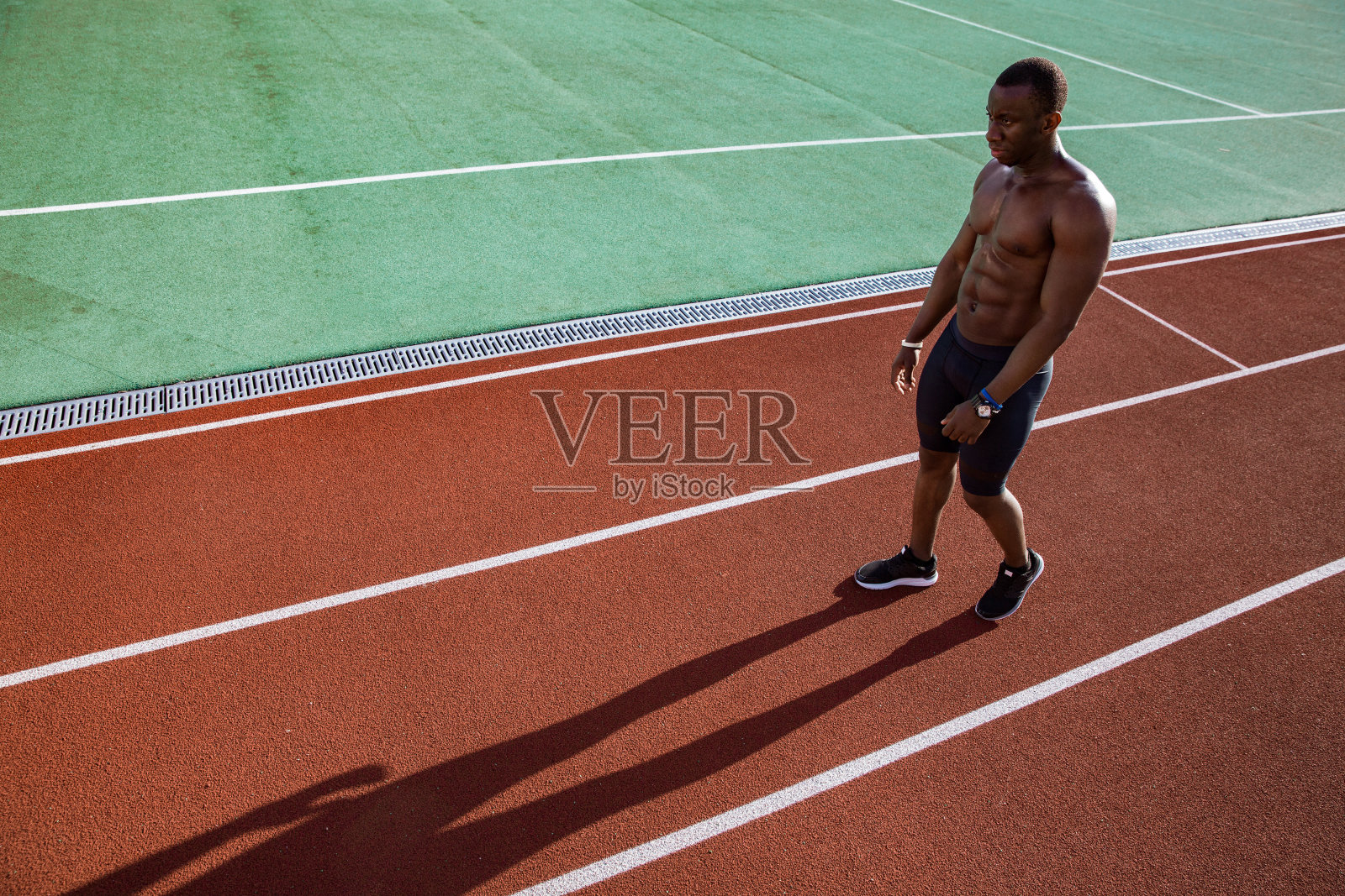 年轻的非洲裔美国运动员在比赛后休息照片摄影图片