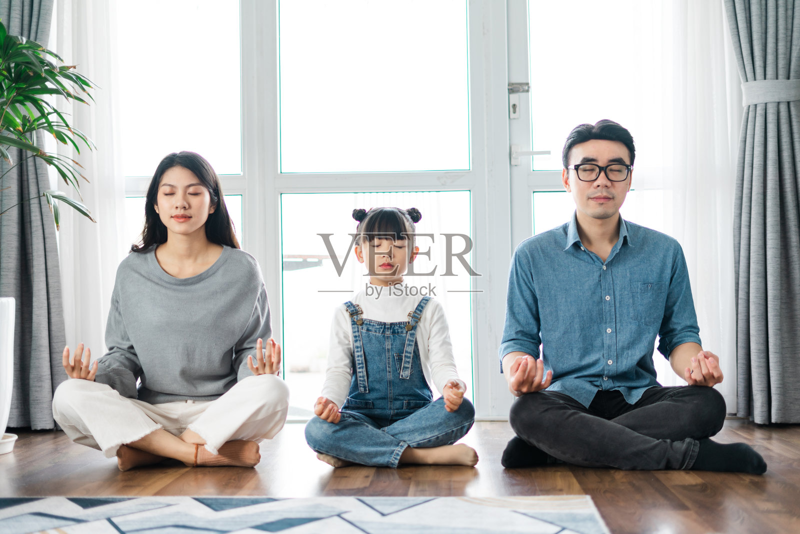 家里的小亚洲全家福照片摄影图片