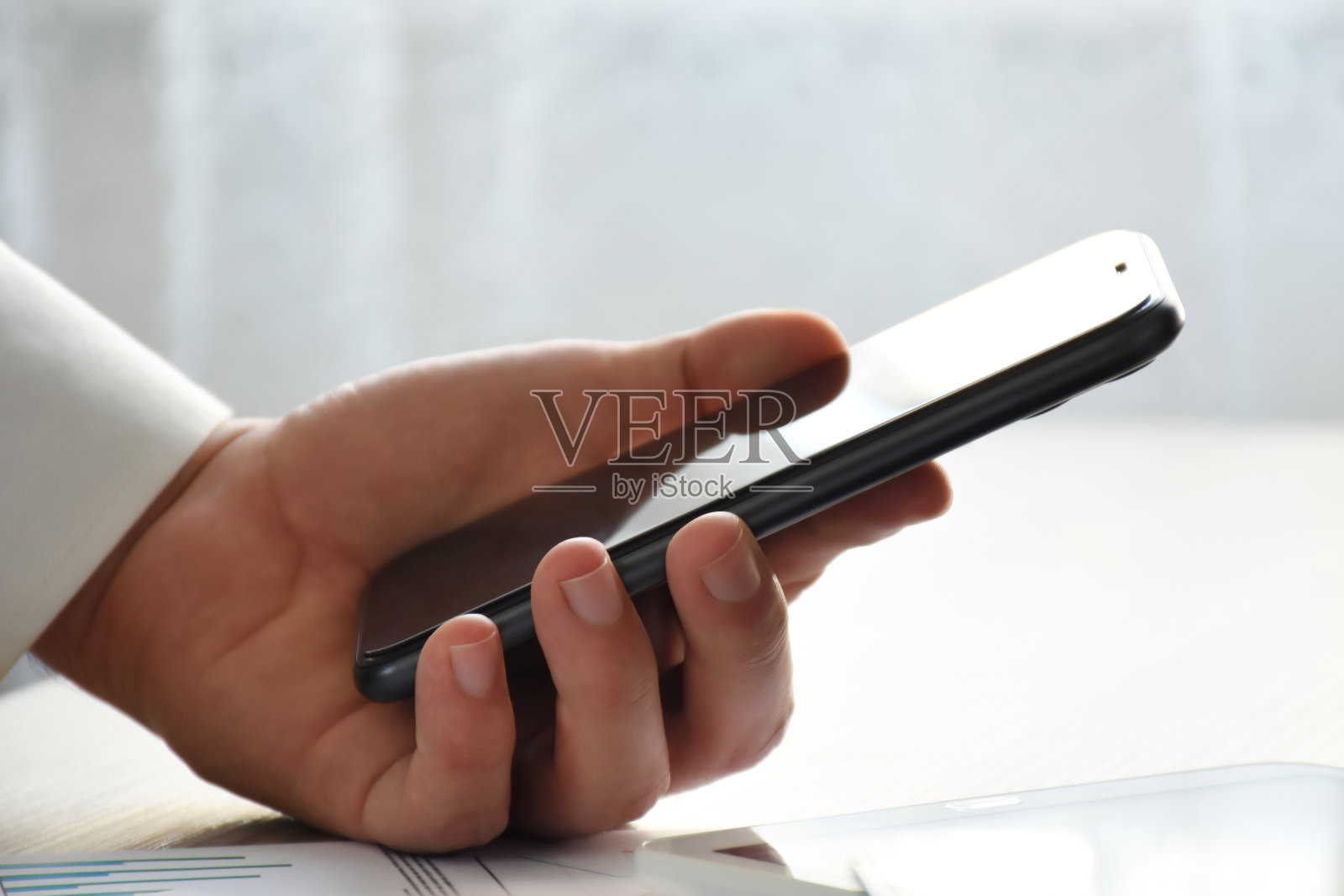 商务人士在办公室使用智能手机照片摄影图片