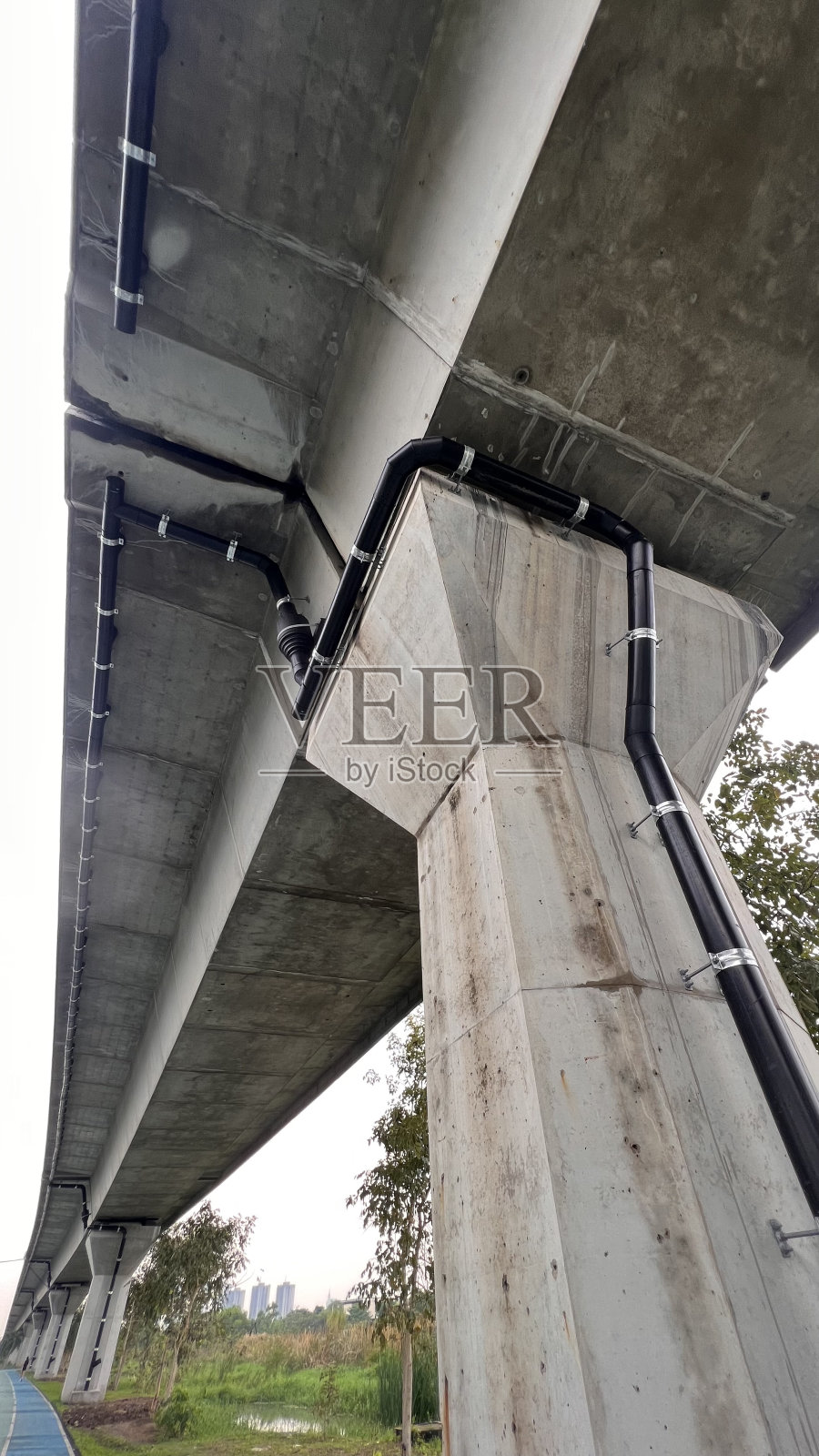 排水沟管道位于桥下照片摄影图片