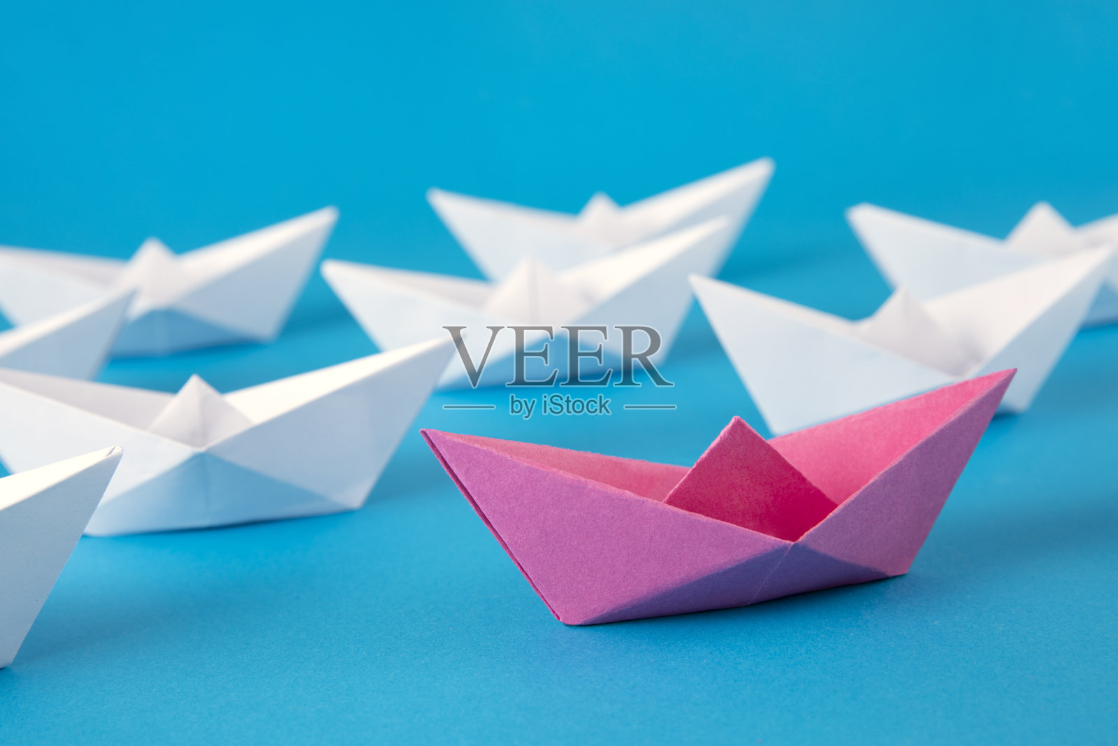 红纸船引领其他船照片摄影图片