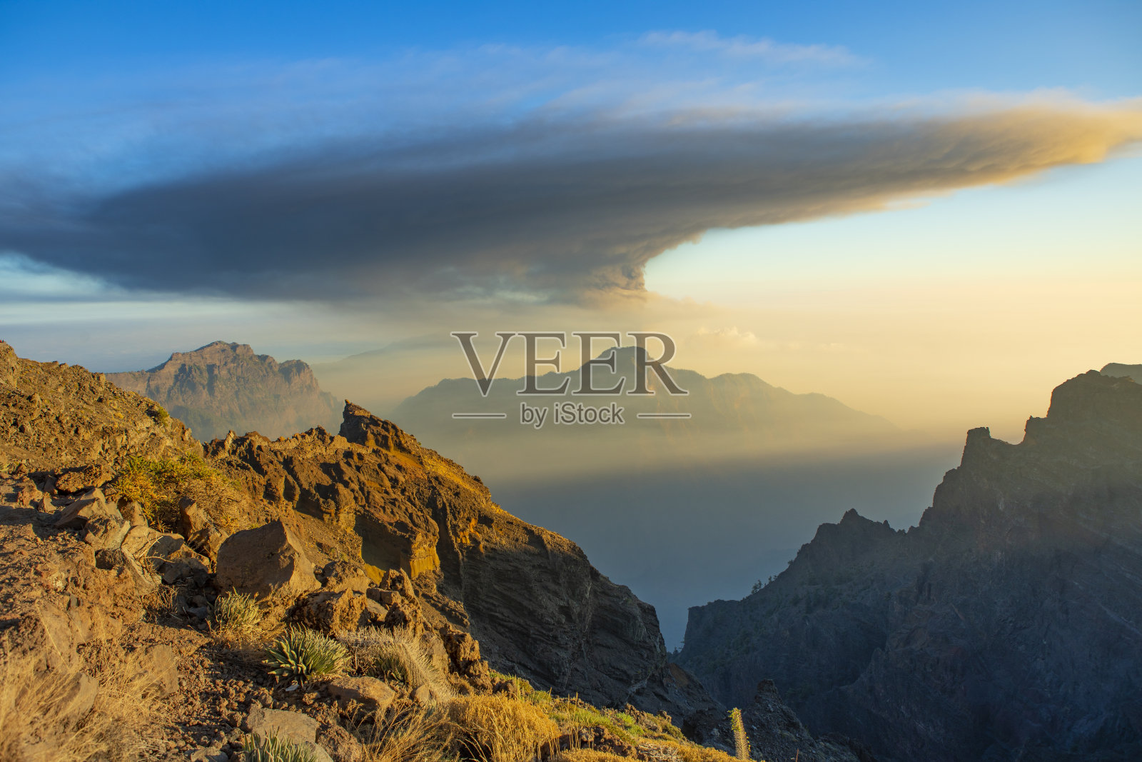 拉帕尔马岛老峰火山喷发，从罗克·德·洛斯·穆查乔斯观景台拍摄。巨大的火山喷发柱（2021年10月15日）照片摄影图片