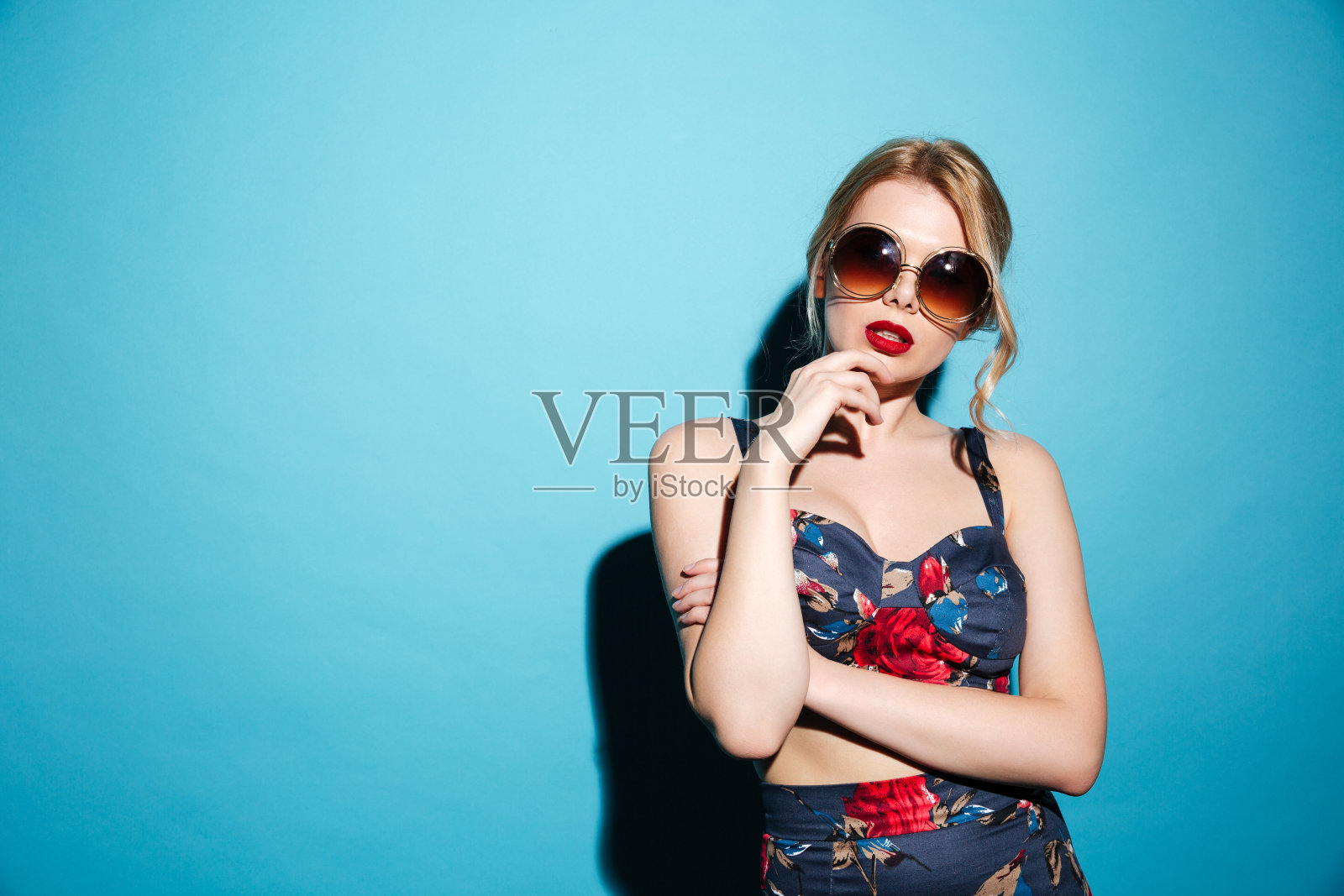 迷人的女人有着明亮的嘴唇照片摄影图片