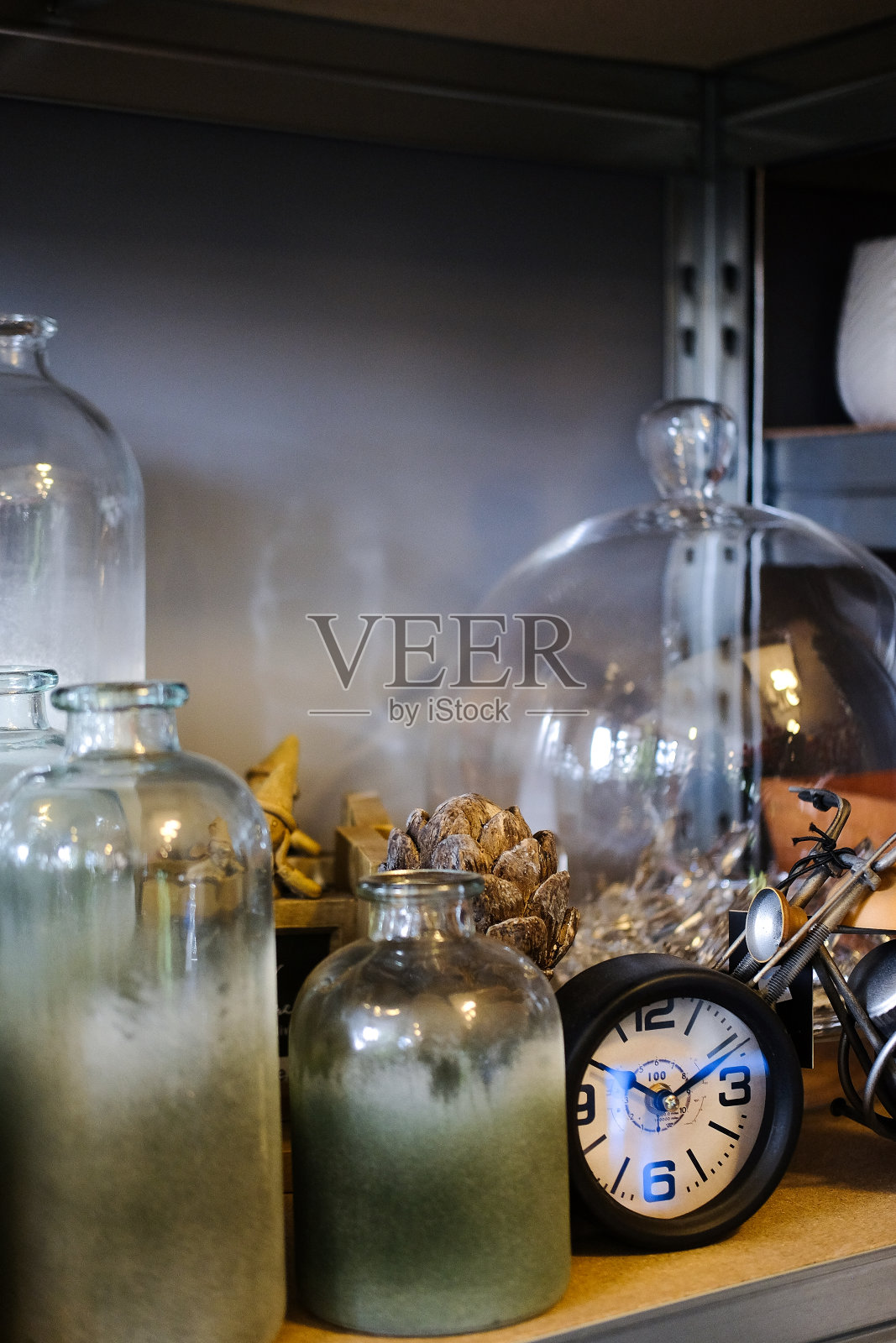 架子上装饰的玻璃瓶。蓝色背景照片摄影图片