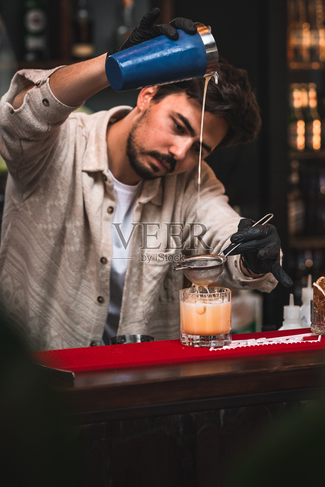 人准备鸡尾酒照片摄影图片