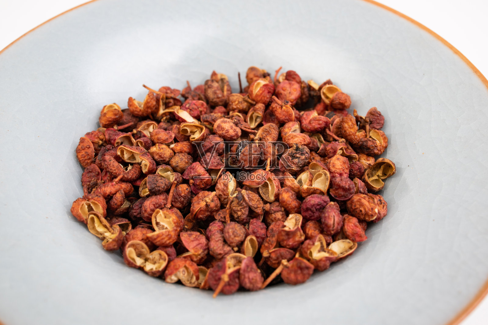 花椒在白色的背景。烹饪调味品。照片摄影图片