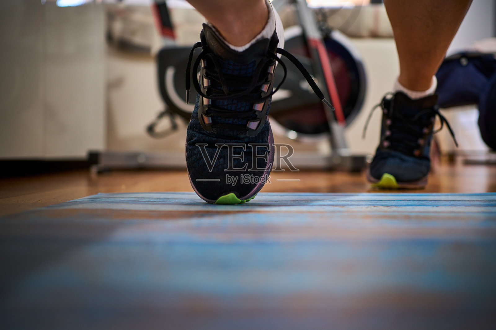 在家里做运动的人的脚的视图照片摄影图片