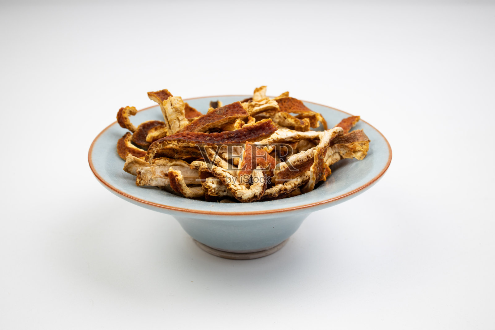 陈皮在白色背景上。烹饪调味品。照片摄影图片