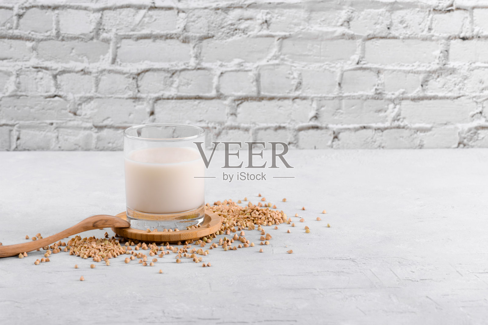 纯素食者非日记荞麦牛奶与荞麦燕麦在白色的桌子上。蔬菜健康奶制品，复制空间照片摄影图片