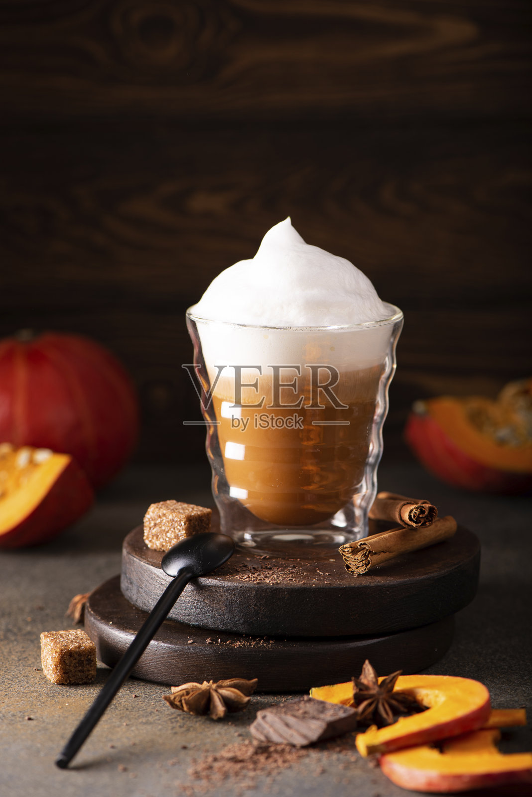南瓜拿铁加肉桂巧克力和蜂蜜照片摄影图片
