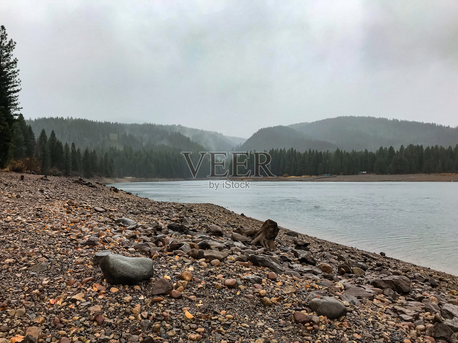 加州北部的西斯基尤湖照片摄影图片