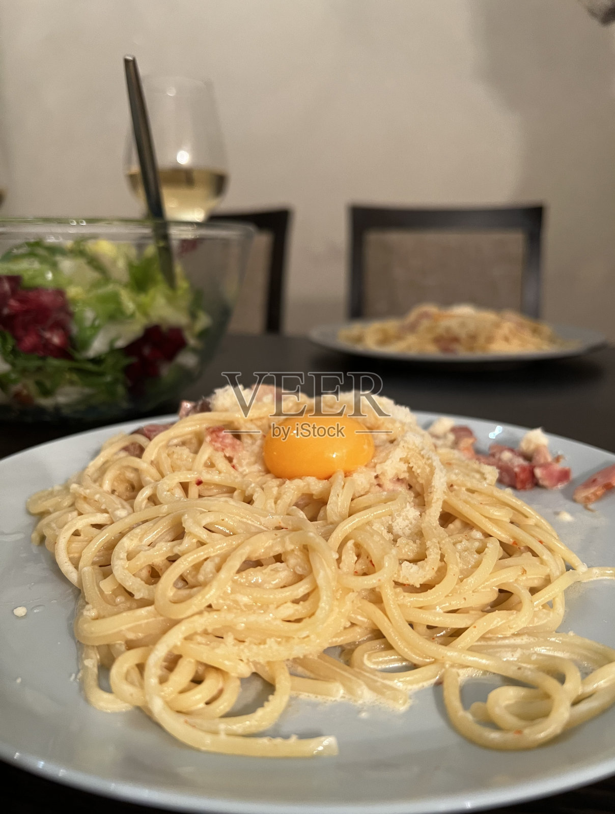 自制的干酪意面和葡萄酒照片摄影图片