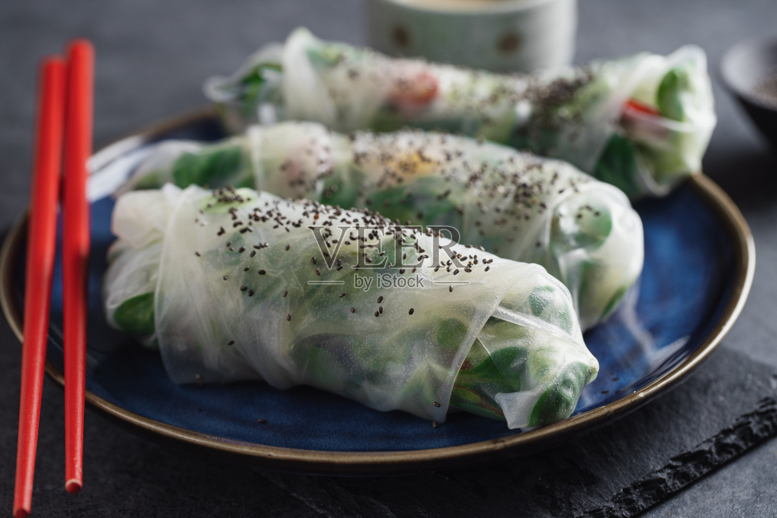 米纸卷与蔬菜盘照片摄影图片