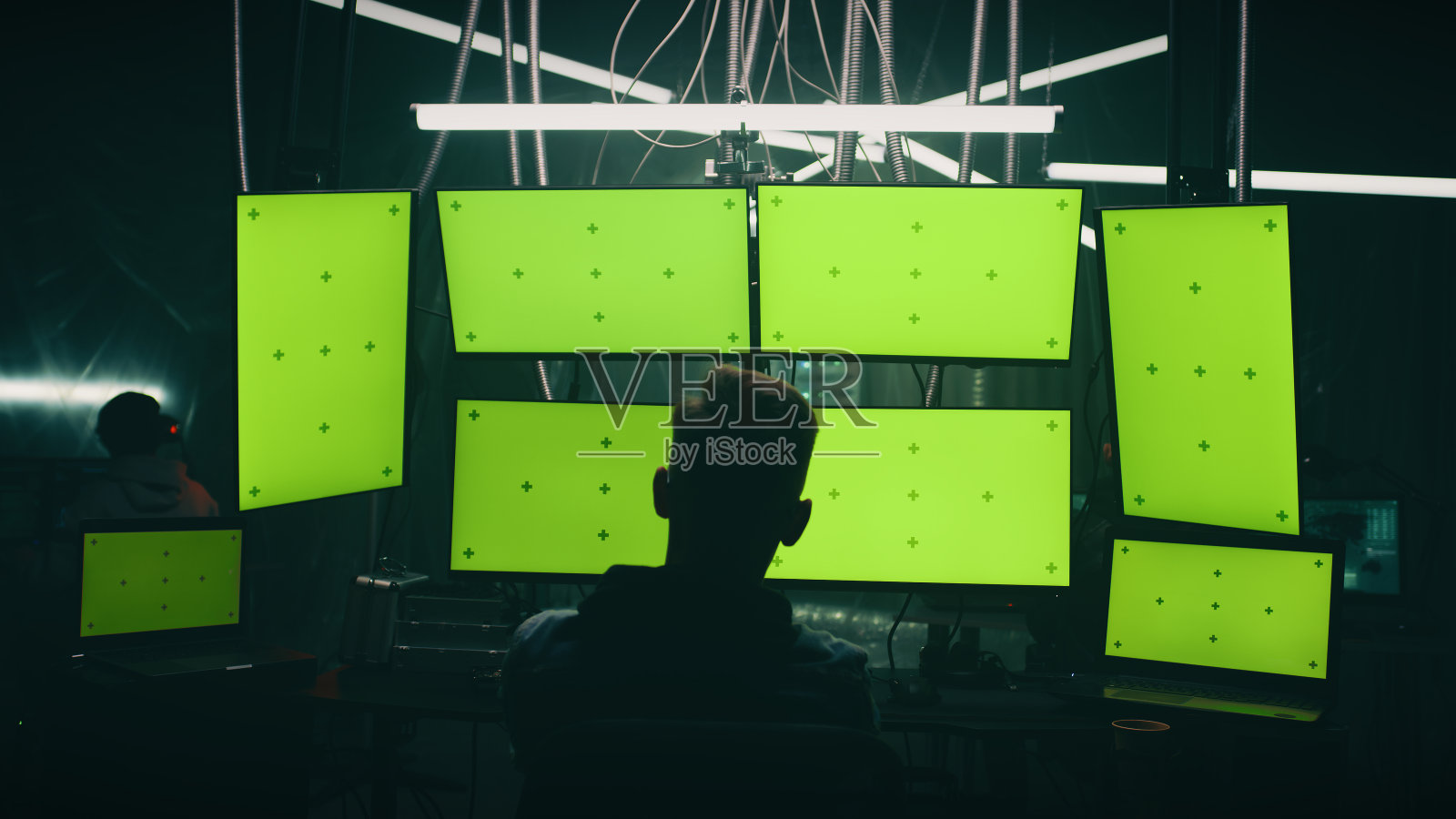 利用计算机进行犯罪活动的匿名黑客照片摄影图片