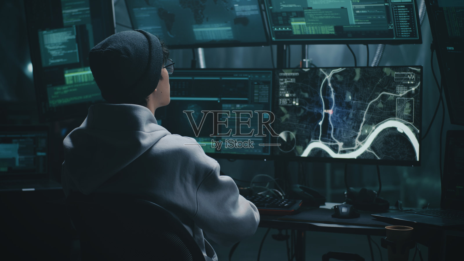 黑客在电脑上追踪这辆车照片摄影图片