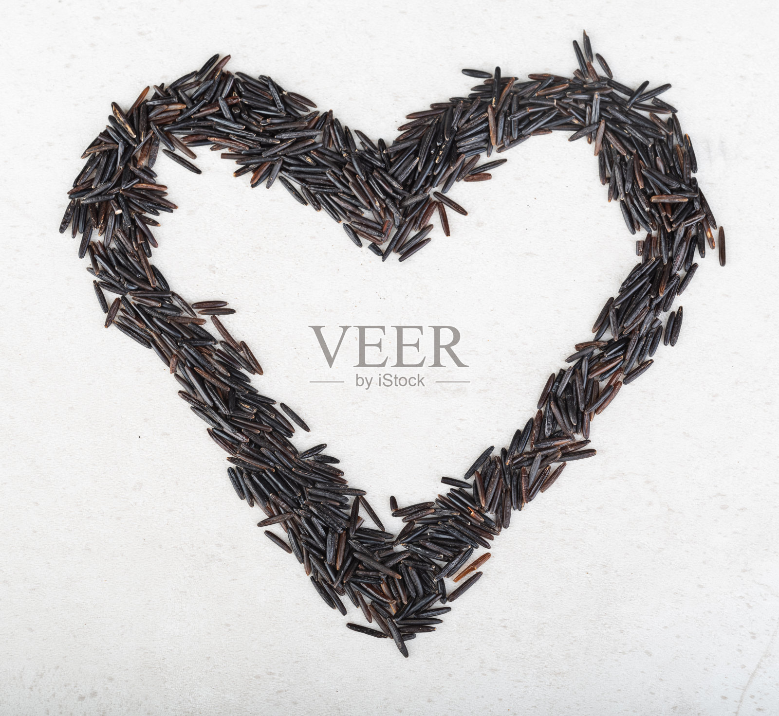 黑色的米在美丽的灰色背景上形成一个模子照片摄影图片