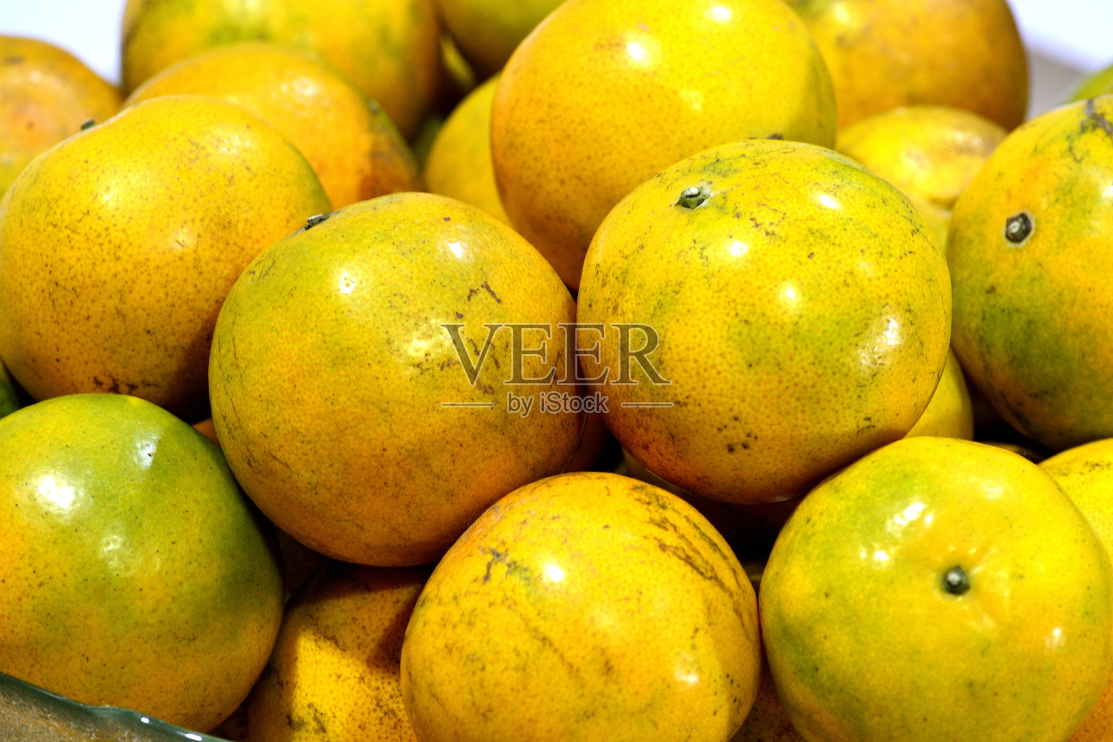 橘子堆在篮子里照片摄影图片