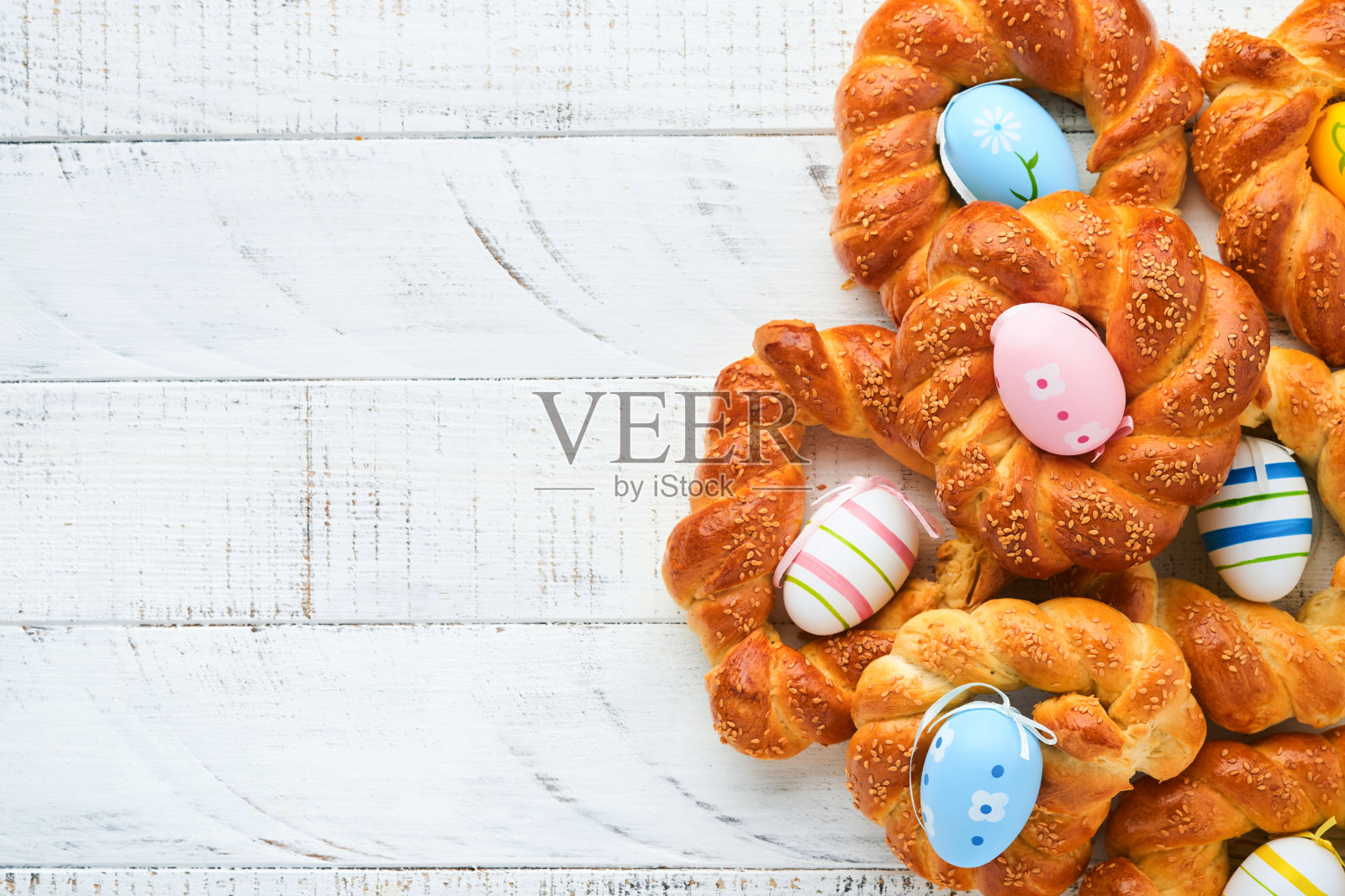 西班牙的复活节蛋糕。西班牙传统的莫娜·德·帕斯卡，在白色质朴的木桌上吃煮鸡蛋。副本的空间。前视图。模拟。照片摄影图片