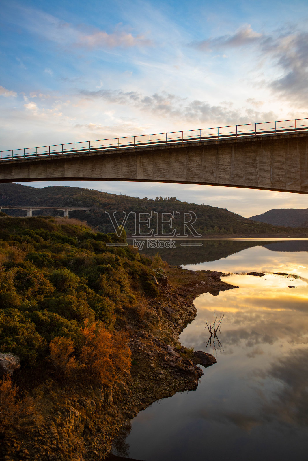 Omodeo湖，Sorradile照片摄影图片