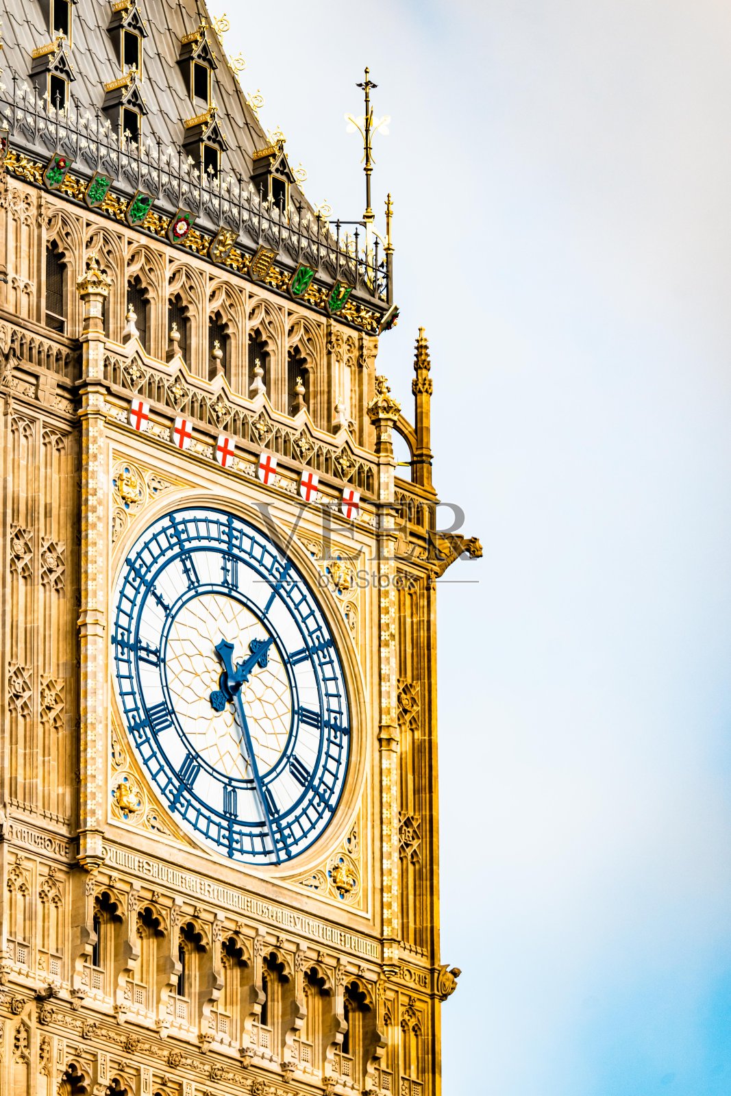在一个晴朗的日子里，英国伦敦的大本钟塔照片摄影图片