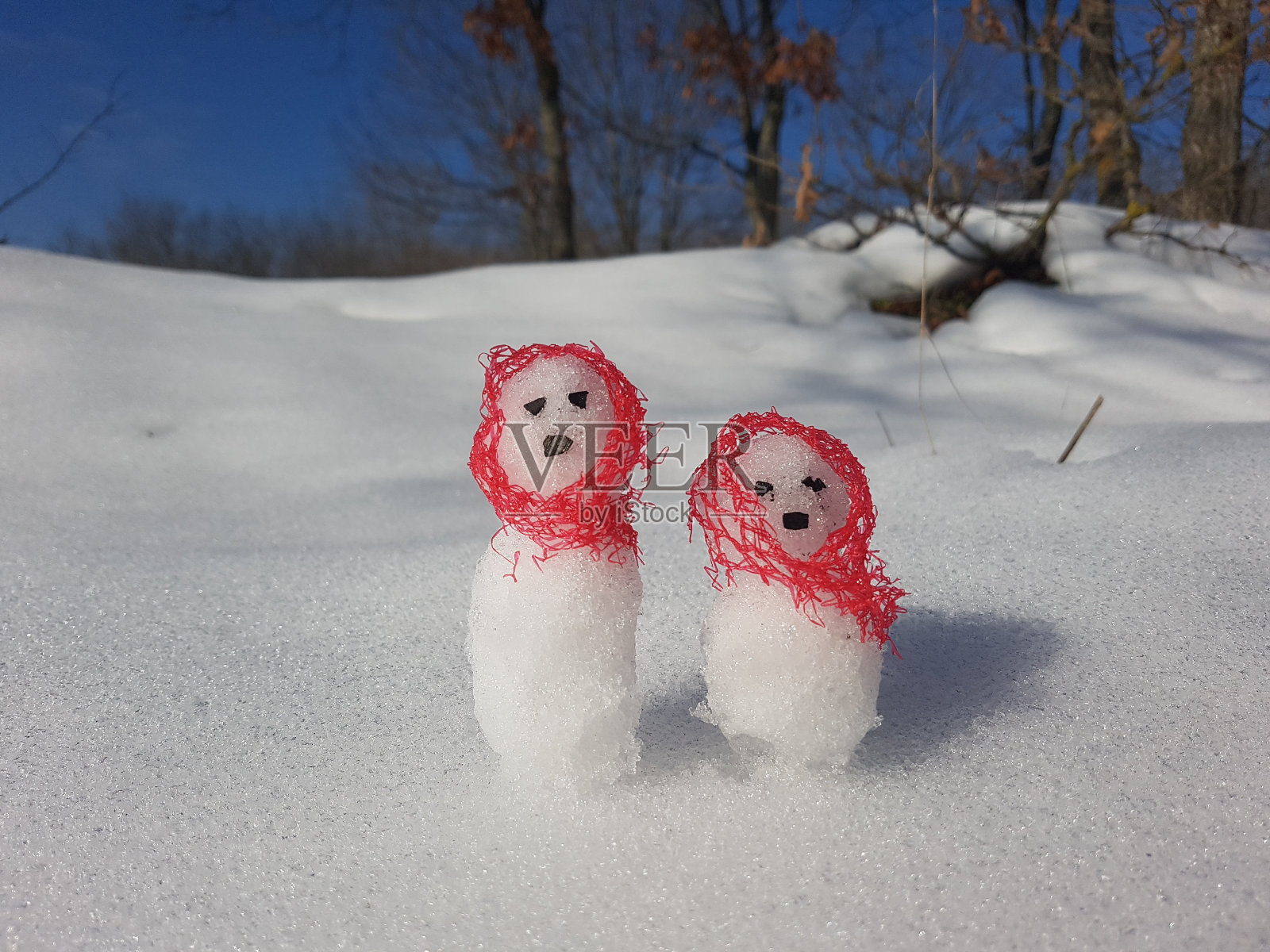 由两个女人组成的雪人照片摄影图片