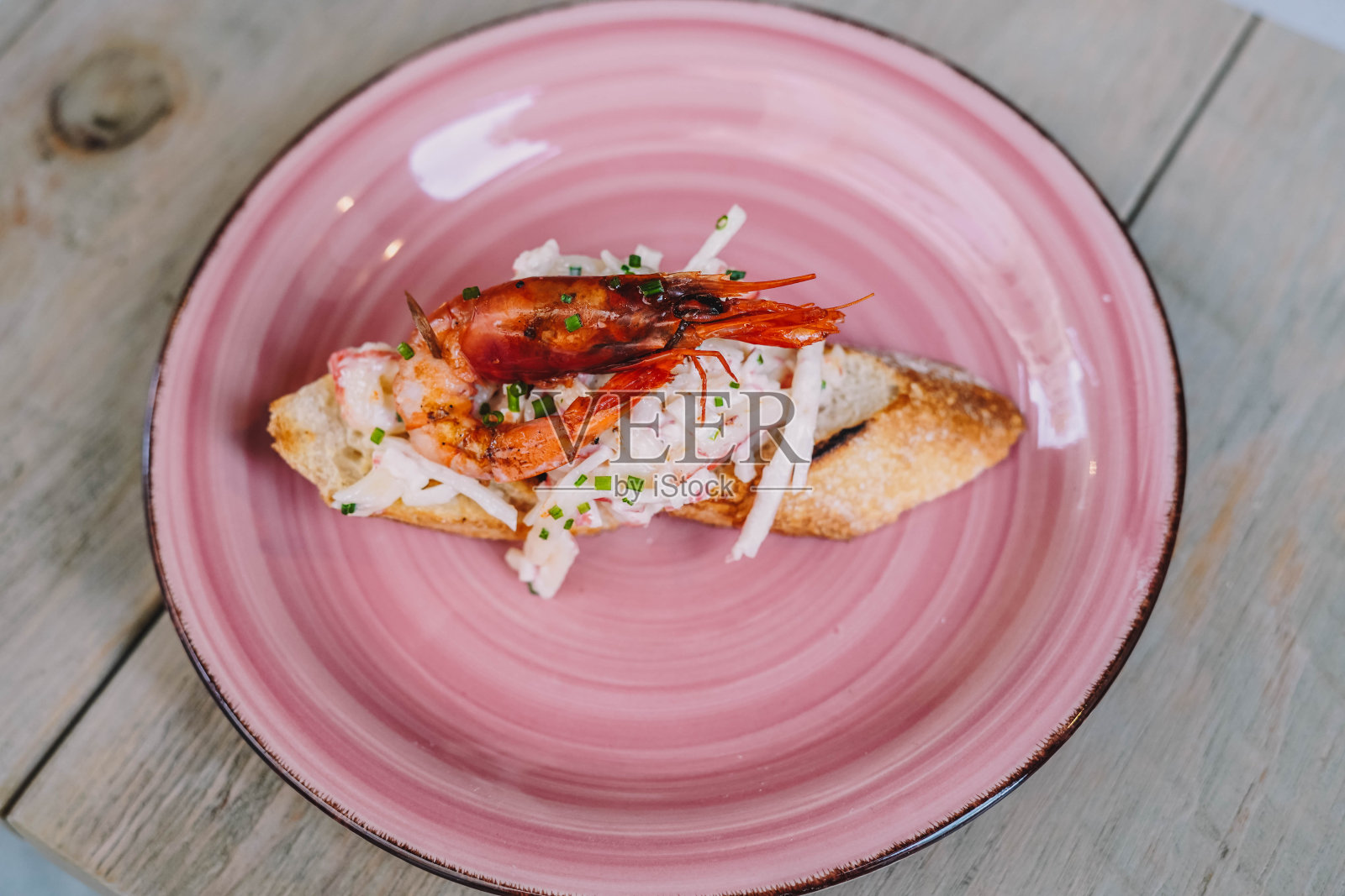 面包加蟹肉和蔬菜做成的小甜饼照片摄影图片