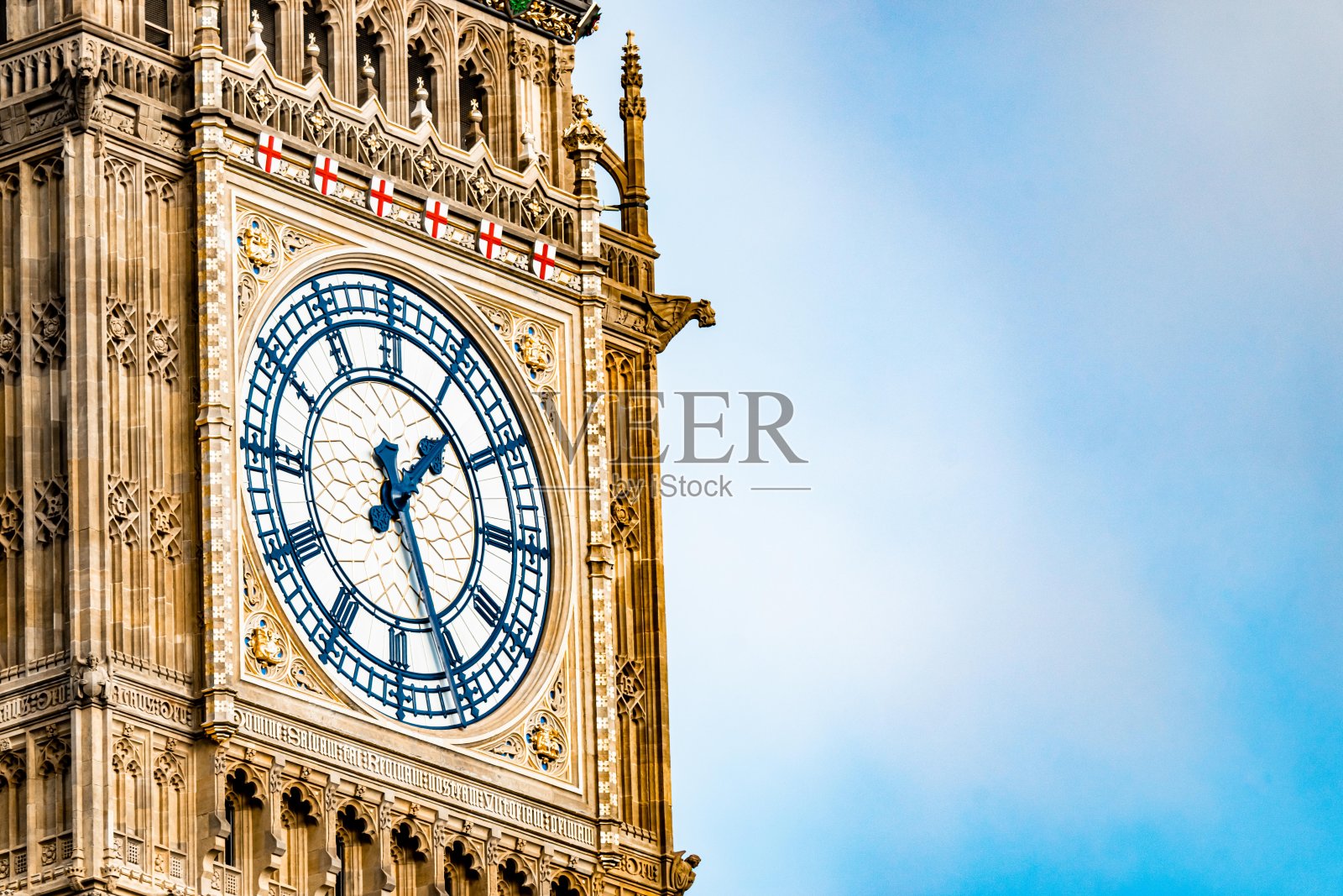 在一个晴朗的日子里，英国伦敦的大本钟塔照片摄影图片