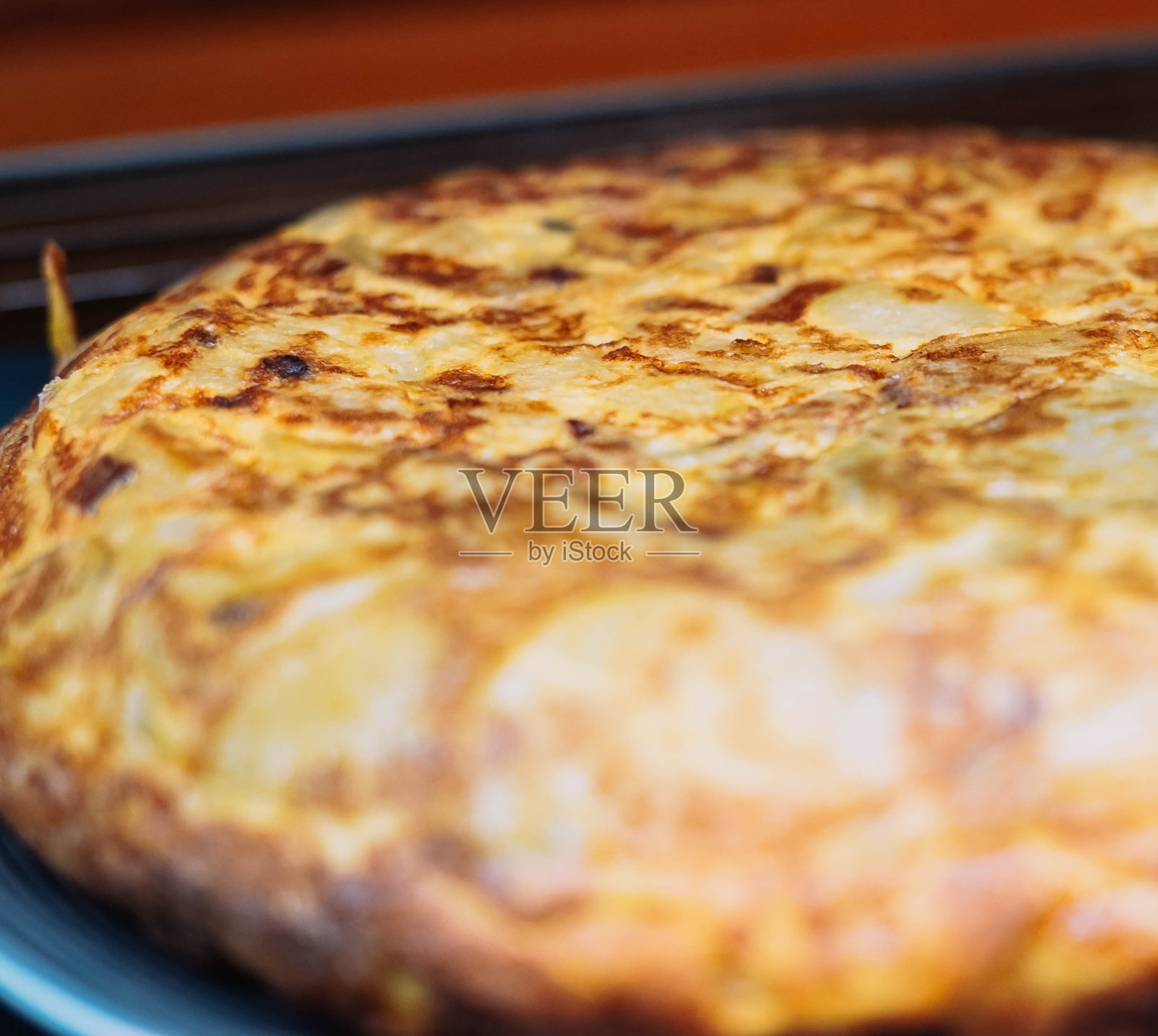 典型的西班牙土豆洋葱煎蛋卷照片摄影图片