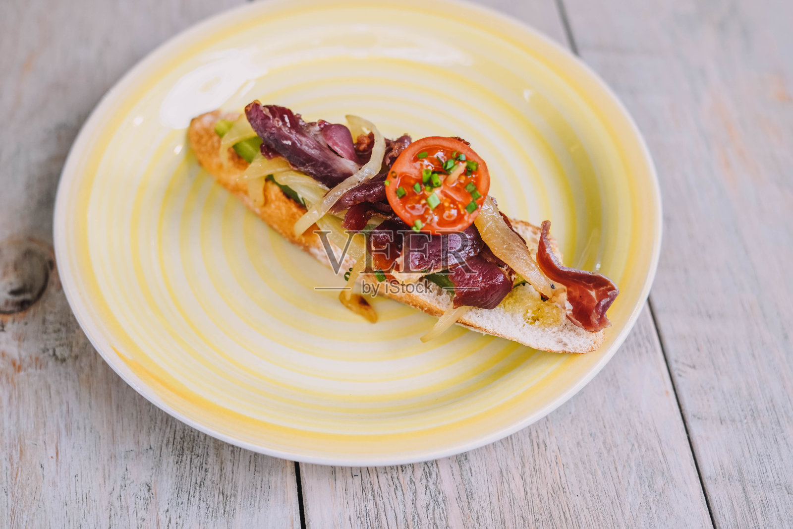 用伊比利亚火腿和蔬菜做成的面包片照片摄影图片