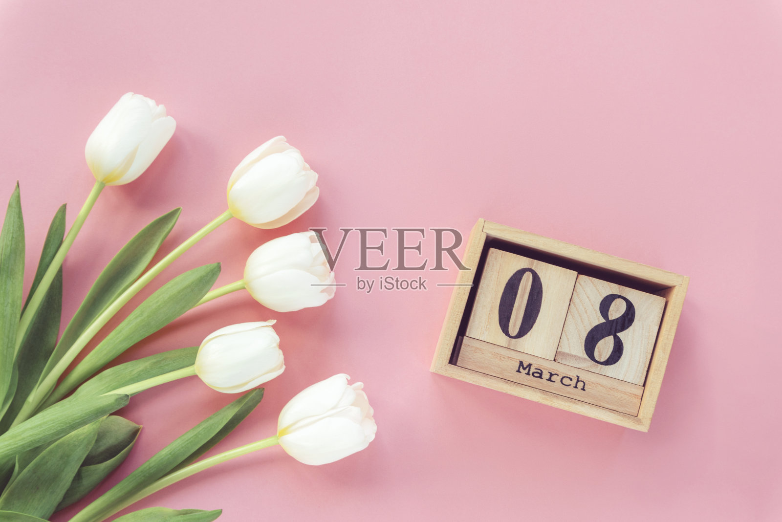 白色郁金香和木块日历与3月8日在粉红色的背景。女性一天的概念。俯视图，平躺照片摄影图片