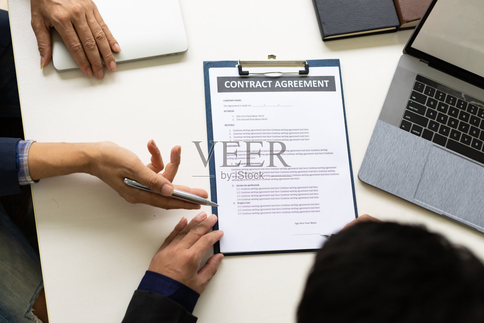 商务人士签订合同协议。法律和商务协议签订的概念。照片摄影图片