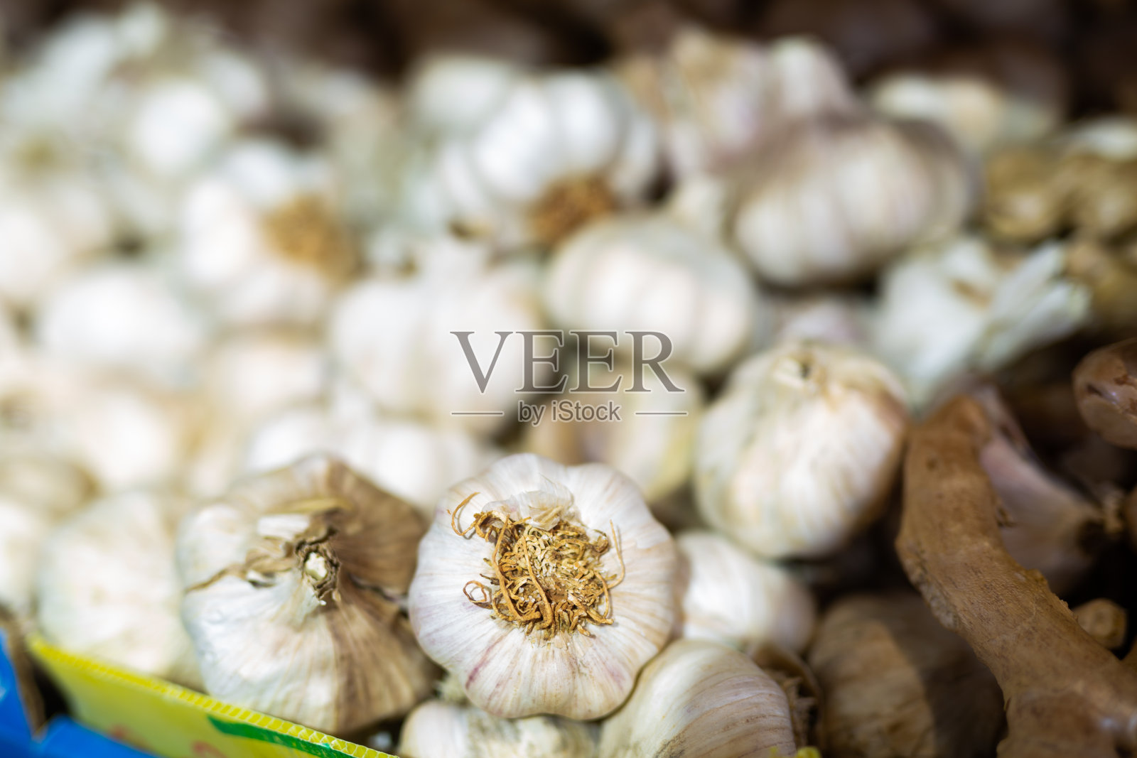 大蒜在市场柜台的篮子里减价出售照片摄影图片