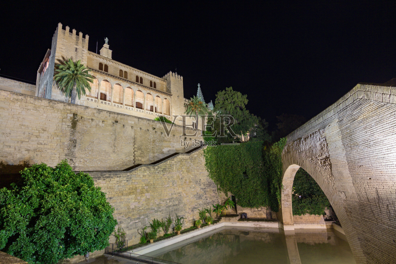 马洛卡大教堂的夜景(西班牙)照片摄影图片