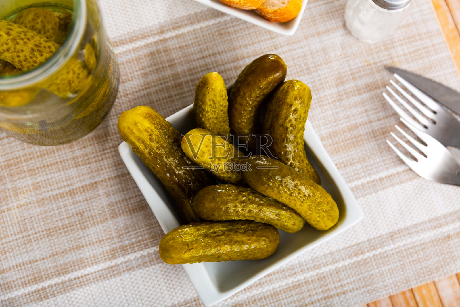 泡黄瓜放在陶瓷盘子里照片摄影图片