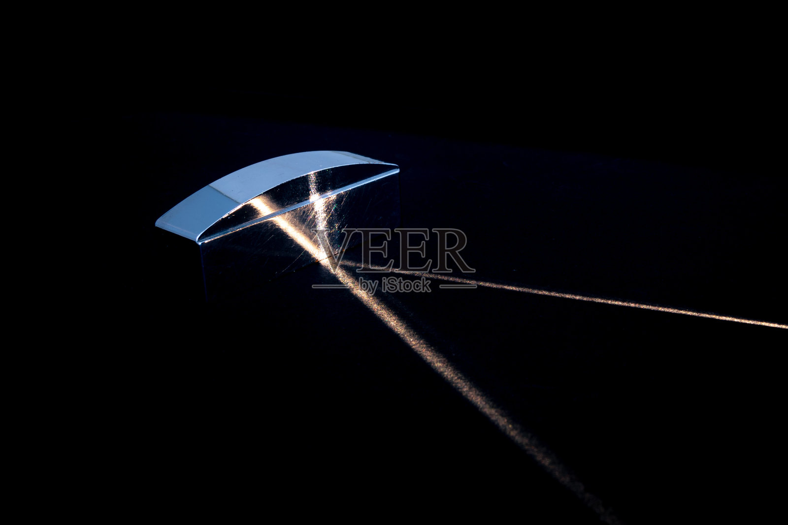 光线反射在镜子里照片摄影图片