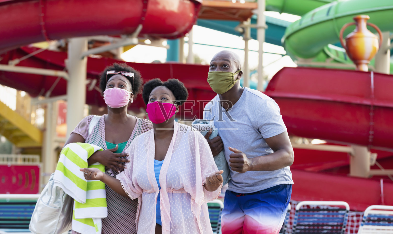 一个非裔美国家庭在水上公园戴着口罩照片摄影图片