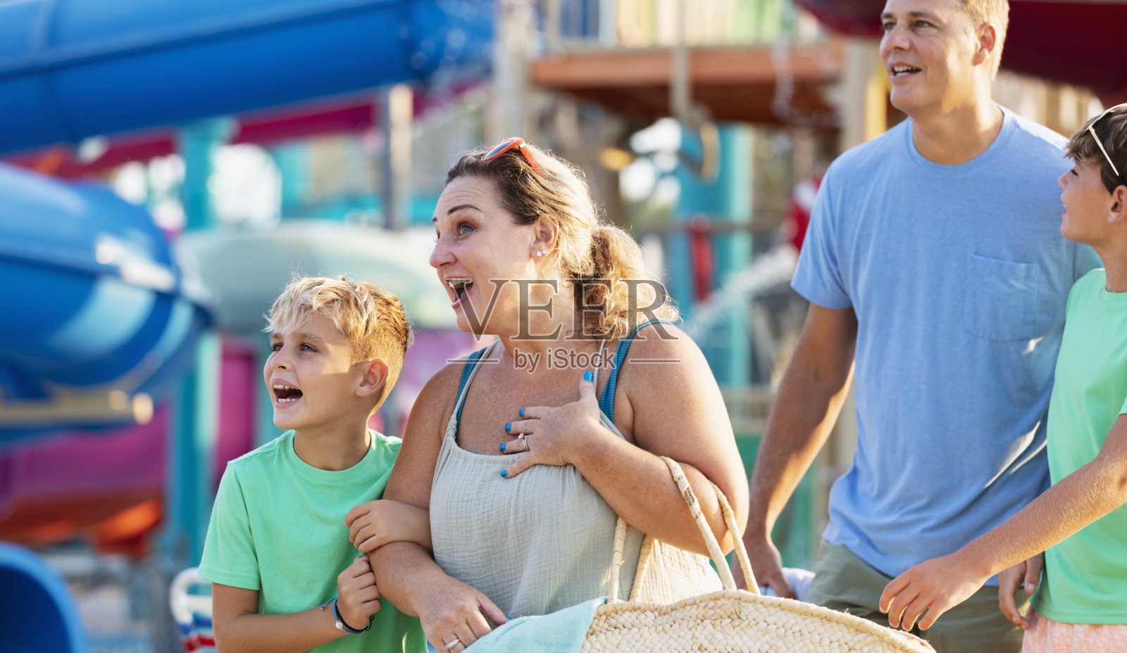 一家人带着两个男孩在水上公园玩照片摄影图片