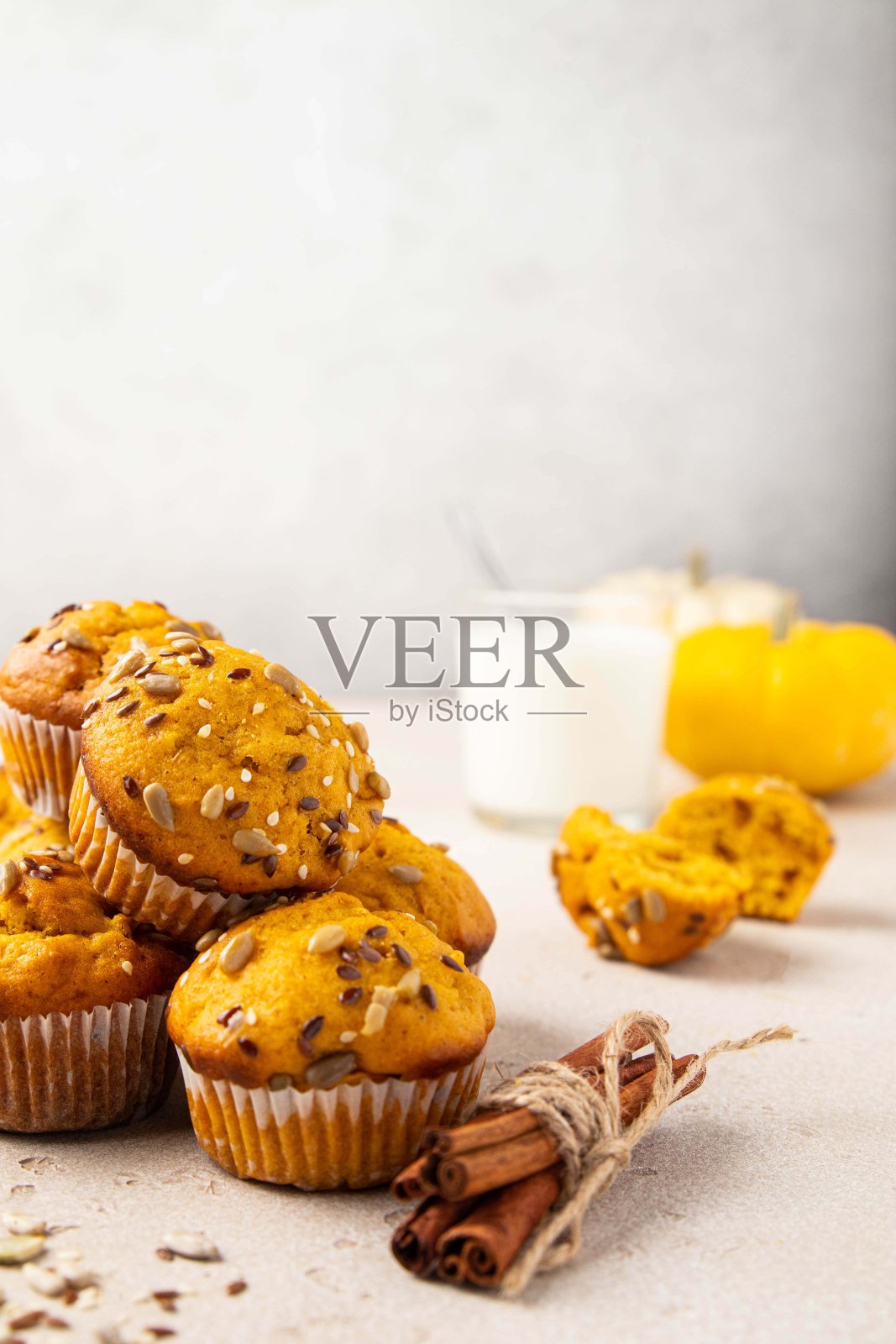 南瓜松饼，加入香料、种子和牛奶。副本的空间。秋天、万圣节、感恩节的烘焙概念。有选择性的重点。照片摄影图片