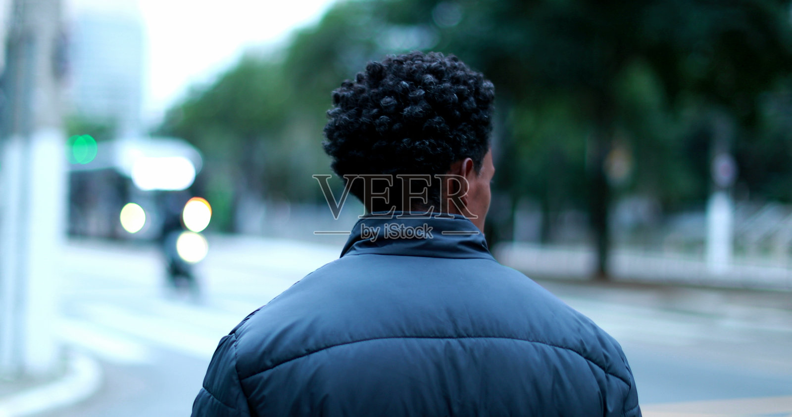 一个非洲裔美国人走在城市的人行道上照片摄影图片