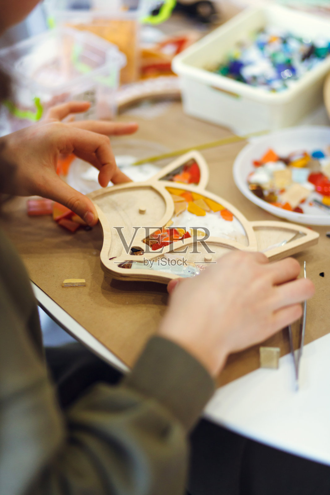 用马赛克画出一只狐狸的过程。照片摄影图片