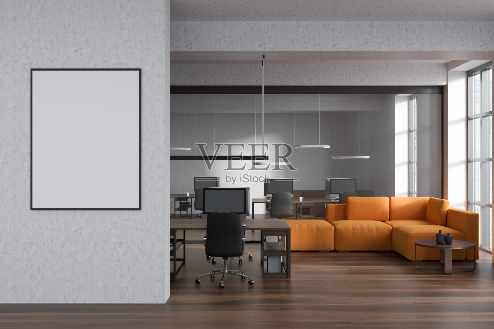 办公室墙上的海报模型。明亮的房间内部与工作场所和全景窗户照片摄影图片