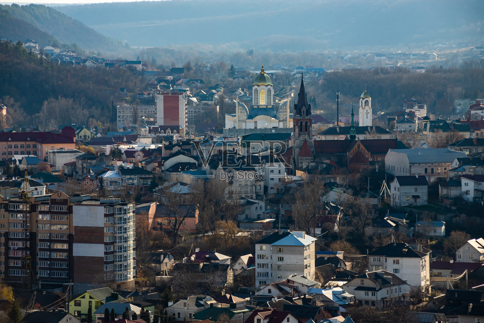 欧洲小城市景观，城市景观。在乌克兰的Chortkiv市历史中心的彩色小旧建筑的观点。探索欧洲照片摄影图片