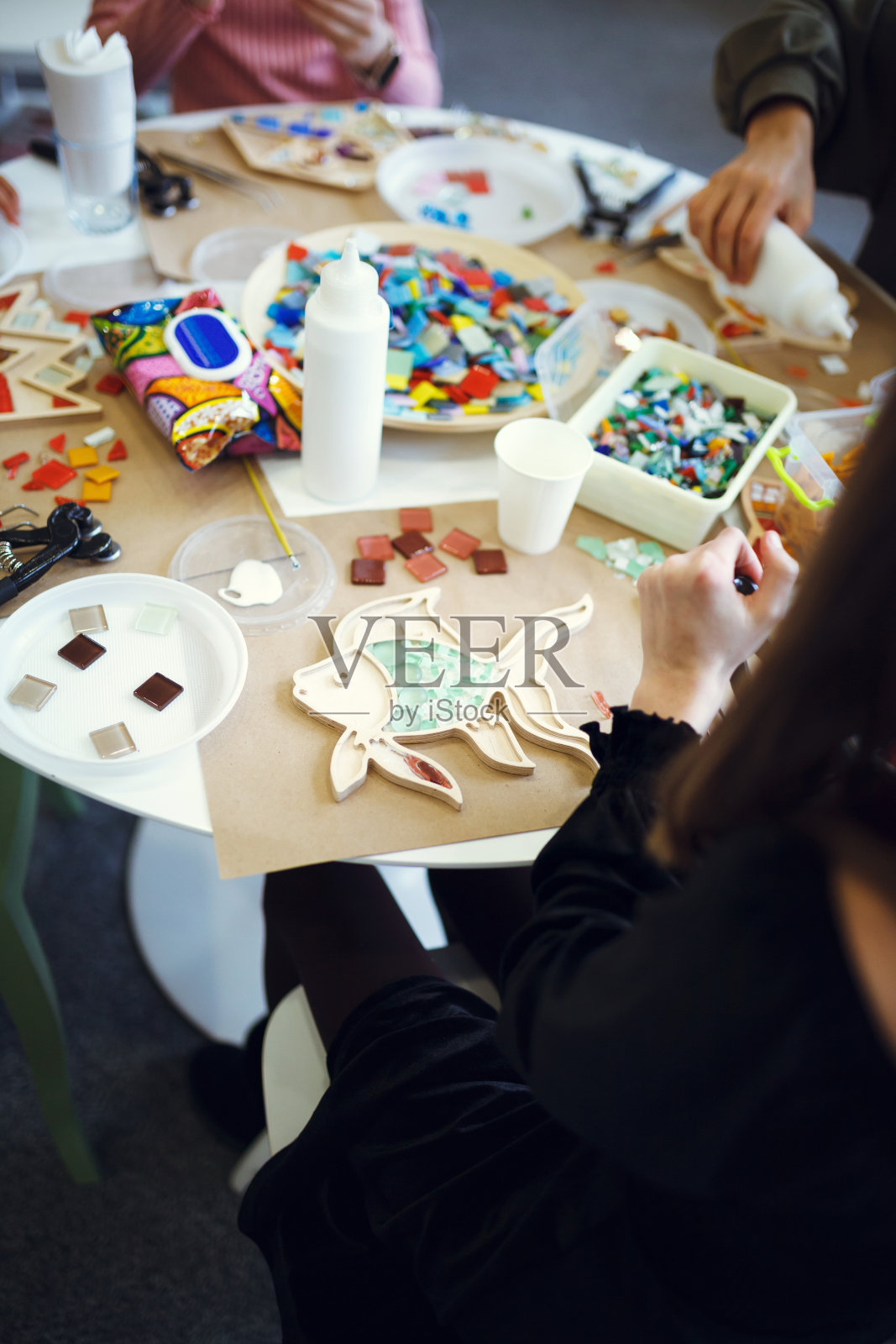 用马赛克画出鱼的过程。照片摄影图片