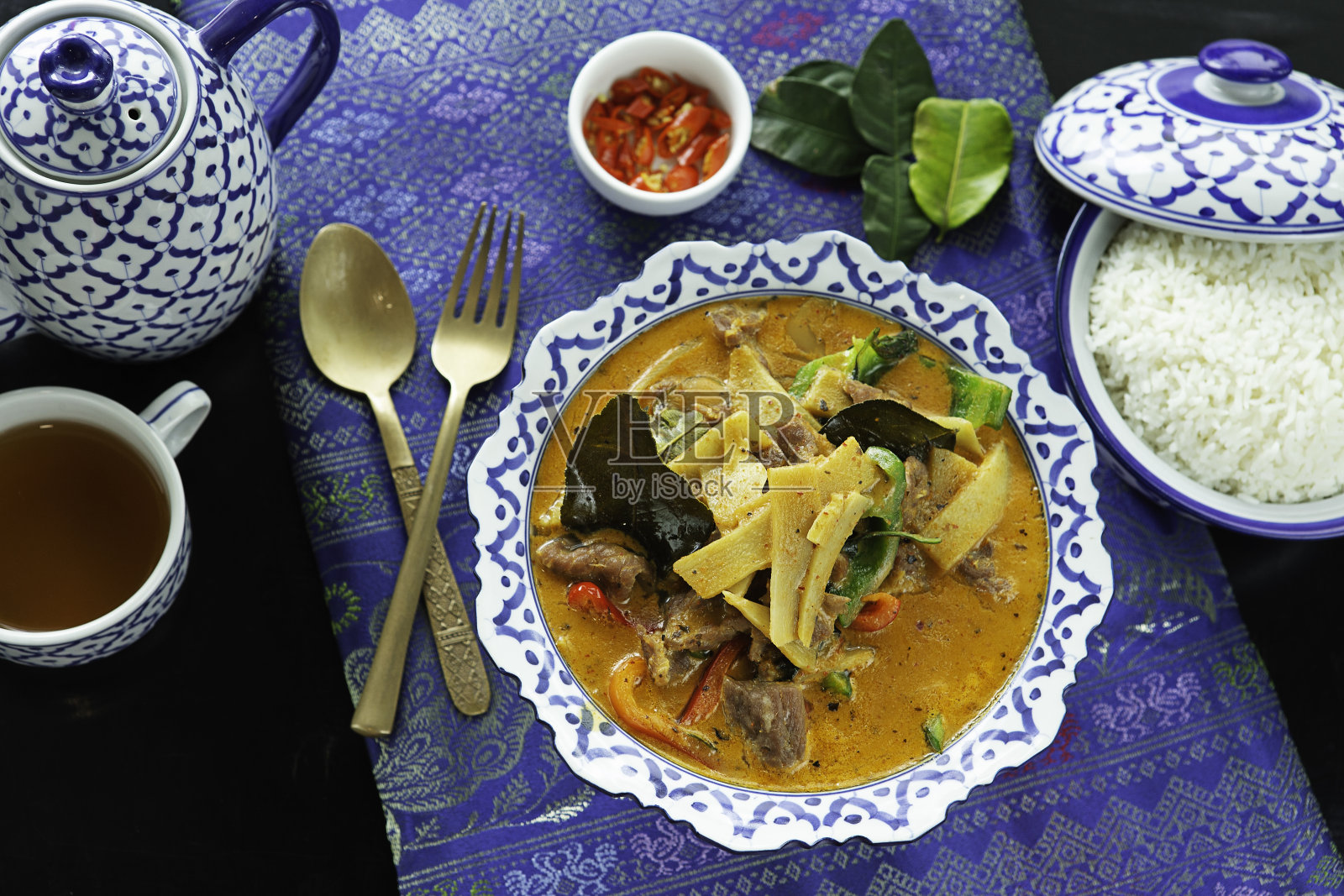 泰式咖喱牛肉和蔬菜照片摄影图片