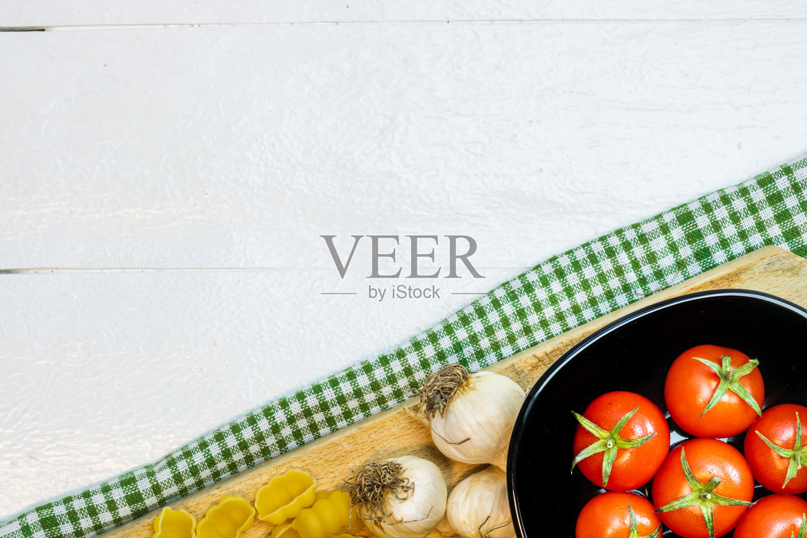 面食配料孤立。樱桃番茄，意大利面，大蒜和洋葱照片摄影图片