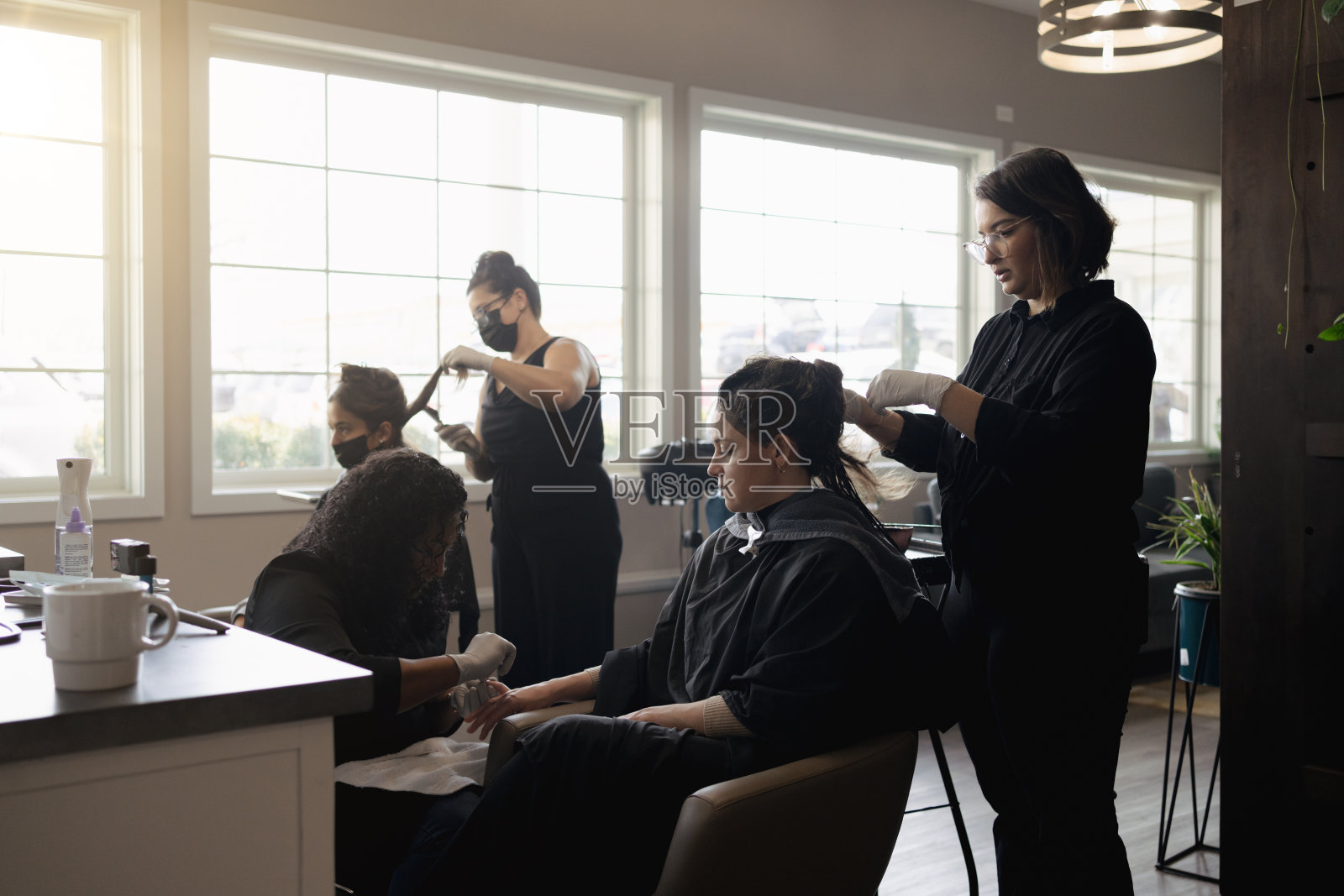 在美容院染发剪发的女人照片摄影图片