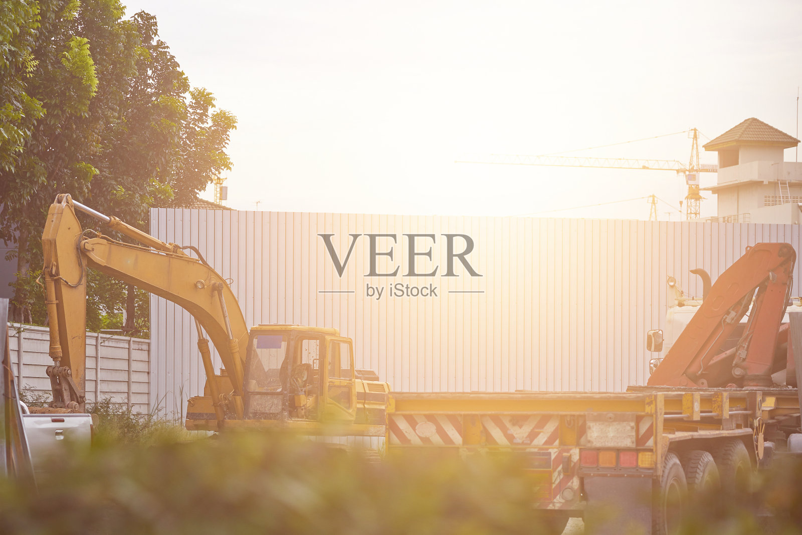 在施工或施工中使用Mako卡车和拖车照片摄影图片