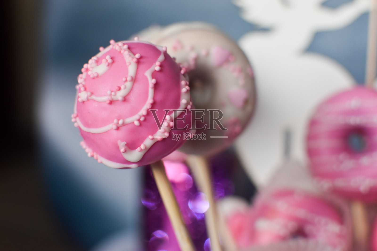 粉色和白色的甜甜圈和巧克力棒棒糖照片摄影图片